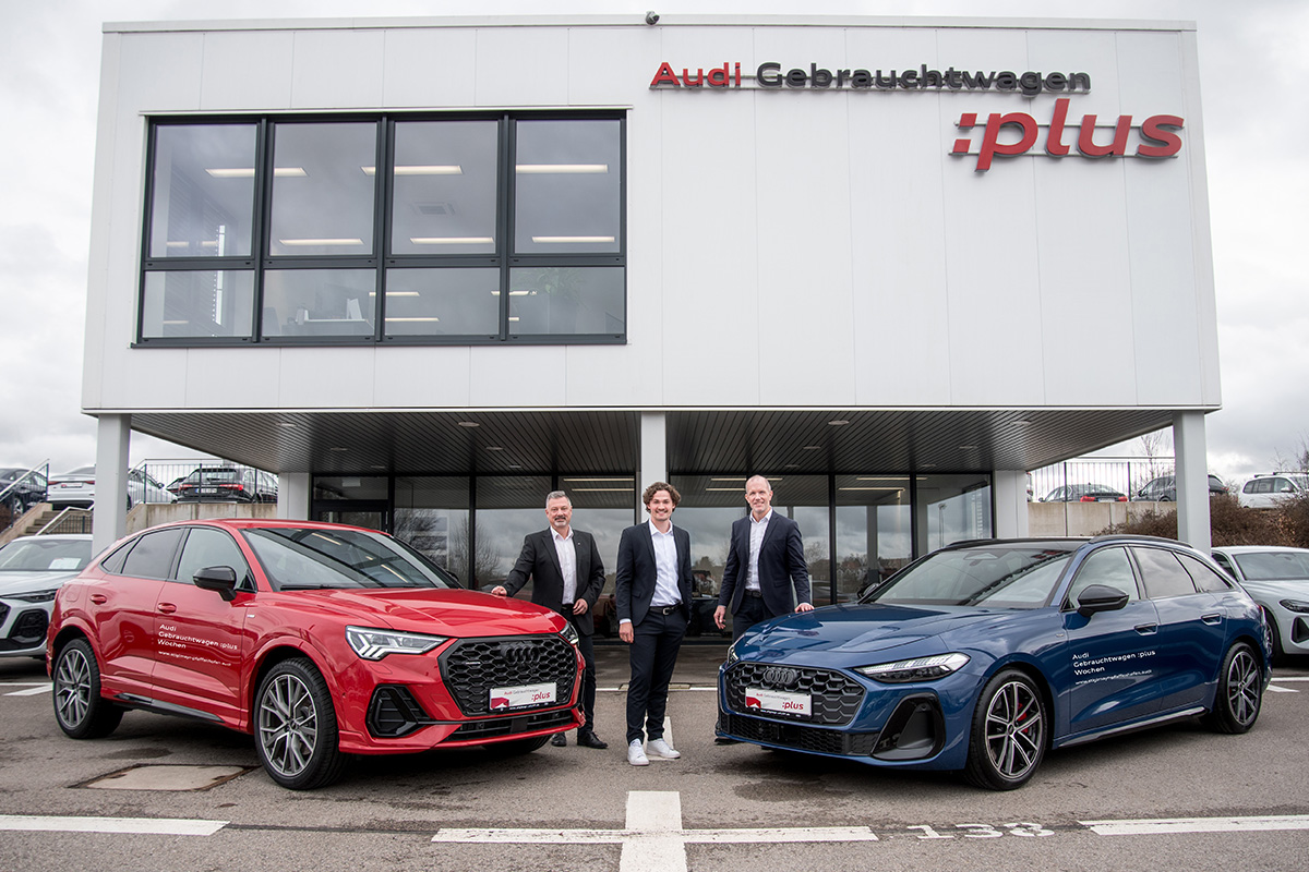 Unsere drei Audi Gebrauchtwagenverkäufer stehen mit dem Verkaufsleiter in Tracht vor einem Audi im Hopfengarten