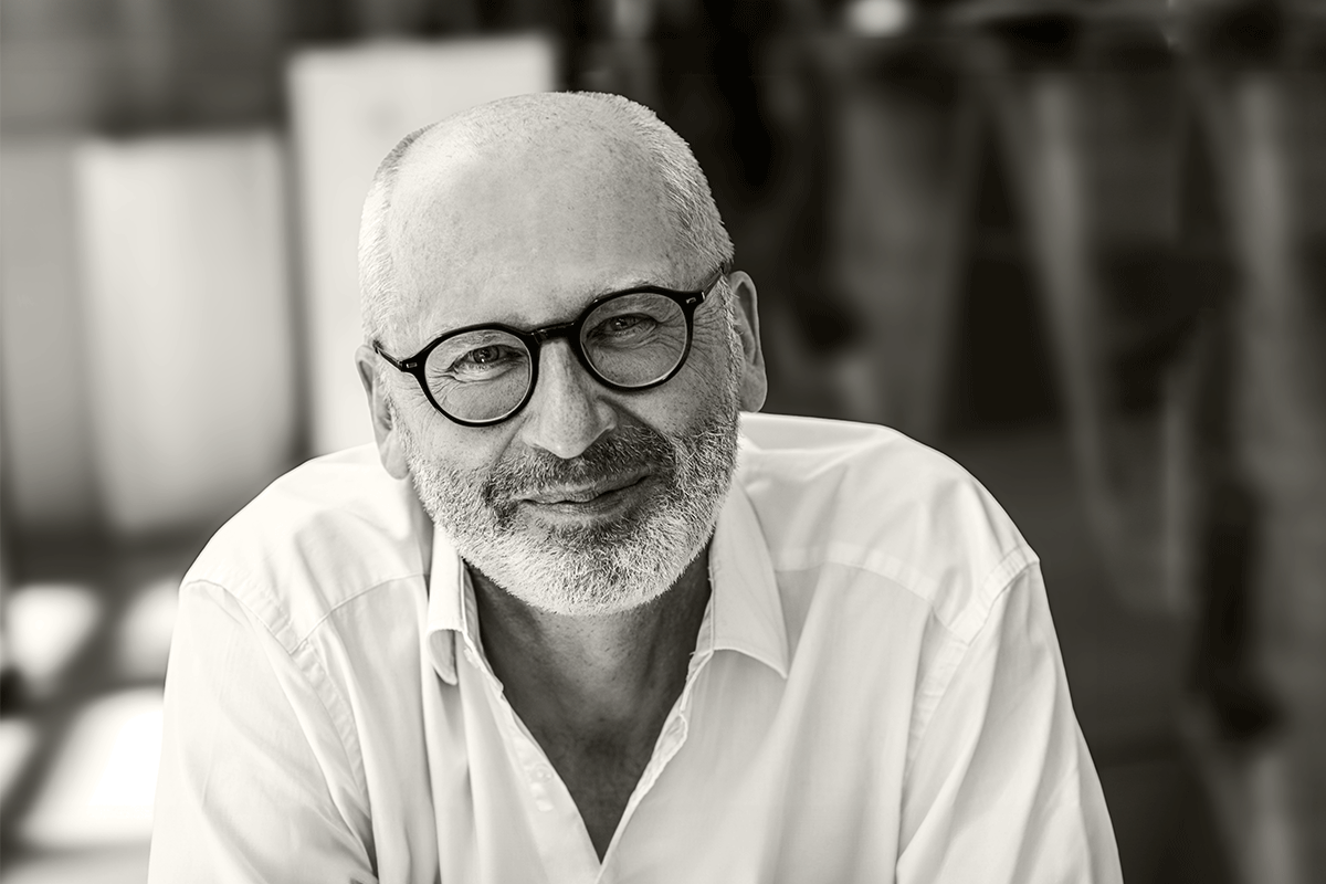 Autor Peter Grandl lächelt in die Kamera