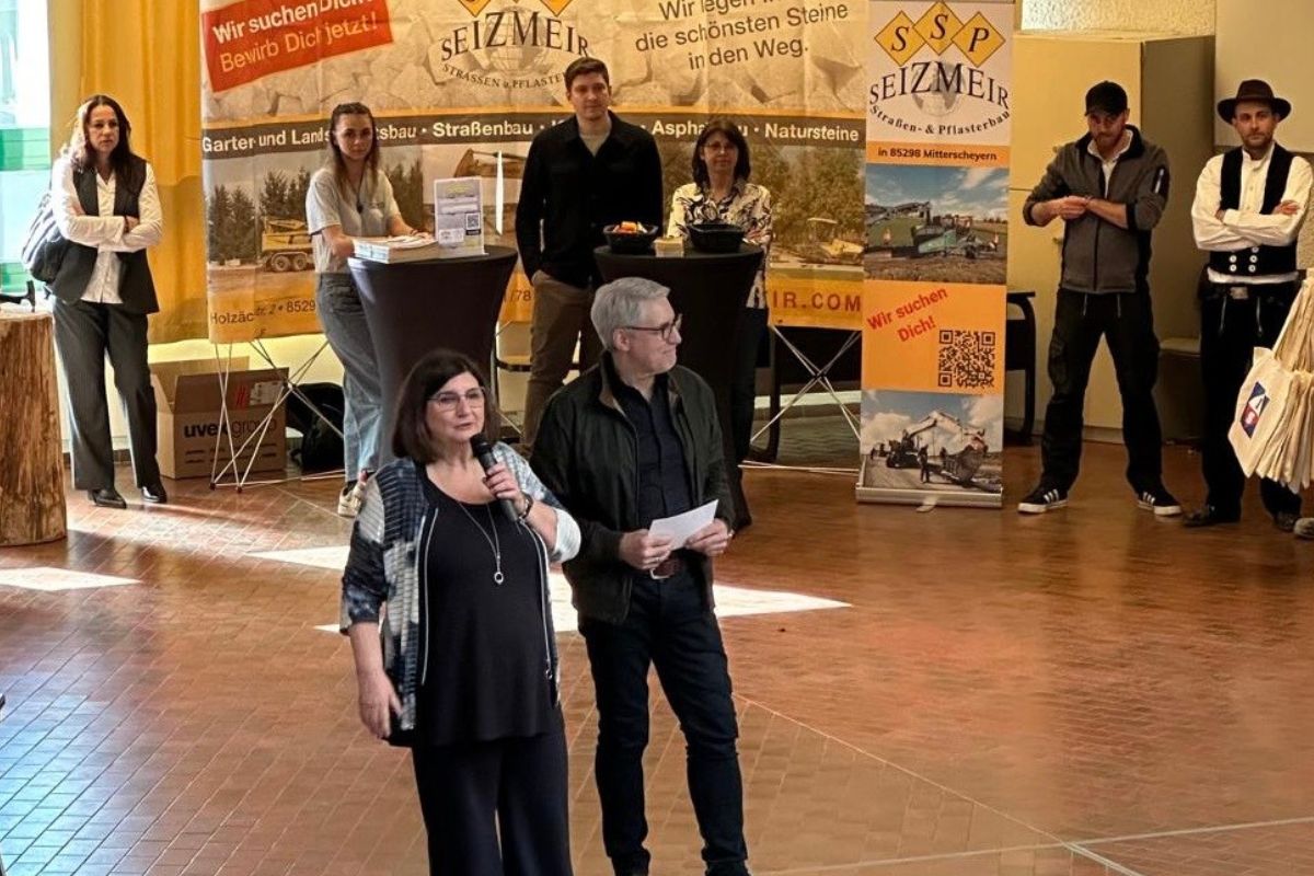 Vortrag durch die Schulleiterin Frau Eva Böck, Rin