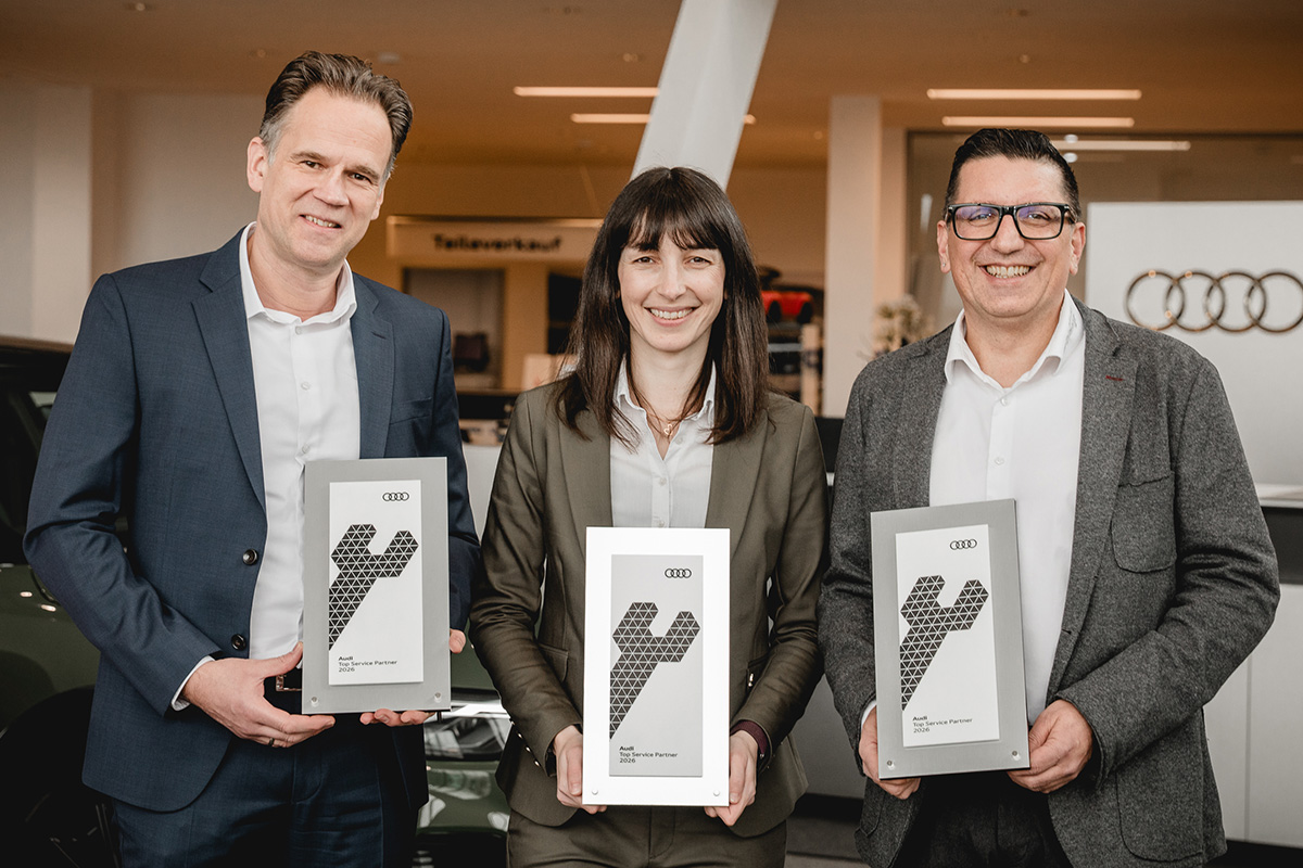 Das Bild zeigt Service- und Betriebsleiter Michael Götz, Serviceleiterin Pfaffenhofen Maria Hainz, Serviceleiter Schrobenhause Calogero La Russa (von links) mit der jeweiligen Urkunde zum Audi Top Service Partner in der Hand.