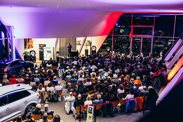 Überblick Audi Terminal mit Blick auf Zuschauer und Bühne