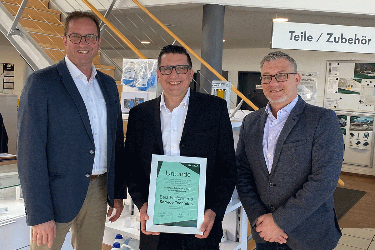 Bild zeigt Gesamtleiter After Sales Stephan End, Serviceleiter Calogero La Russa sowie Gebietsleiter Škoda Deutschland Andreas Kautzki bei der Übergabe der Urkunde zum Skoda Best Performer 2024.