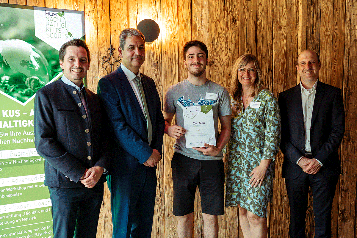 Eray Esmer (Azubi KFZ-Mechatroniker + Nachhaltigkeitsscout) mit seiner Urkunde neben Martina Staud (Marketingleiterin der Stiglmayr Gruppe).
