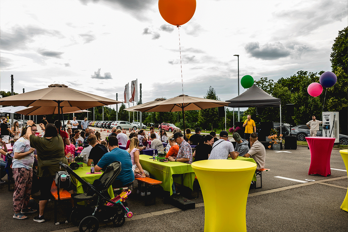viele Personen bei unserem Sommerfest zu 120 Jahre Stiglmayr