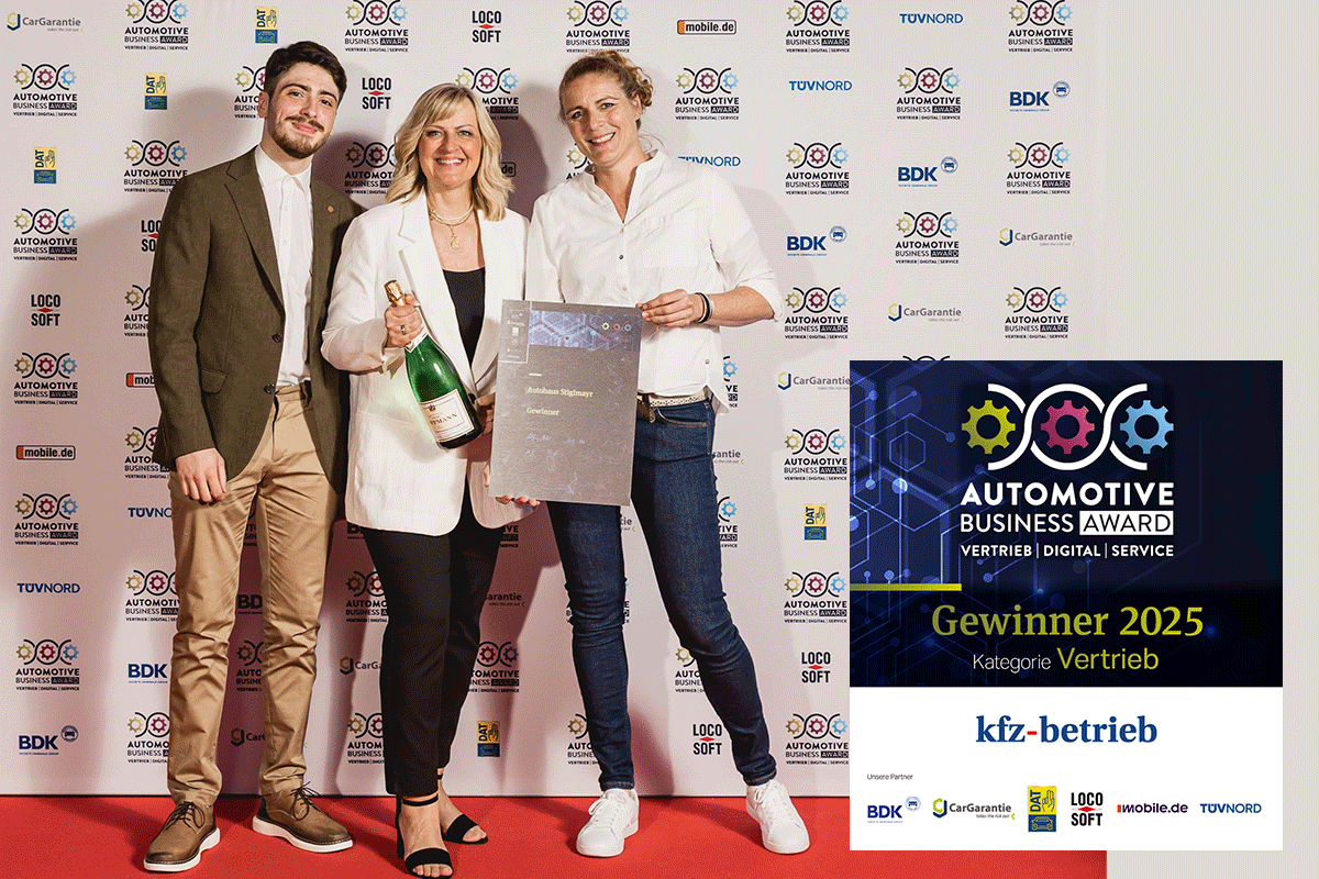 Eray Esmer (Azubi KFZ-Mechatroniker + Nachhaltigkeitsscout), Martina Staud (Marketingleiterin der Stiglmayr Gruppe), Stefanie Stiglmayr (Prokuristin), bei den Automotive Buiseness Awards