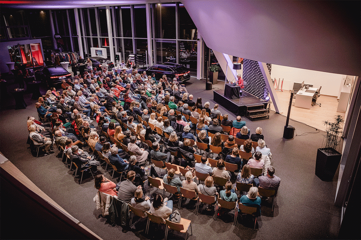 Gäste der Lesenacht im Audi Terminal Pfaffenhofen vor der Bühne, auf welcher Amelie Fried aus Ihrem Buch liest