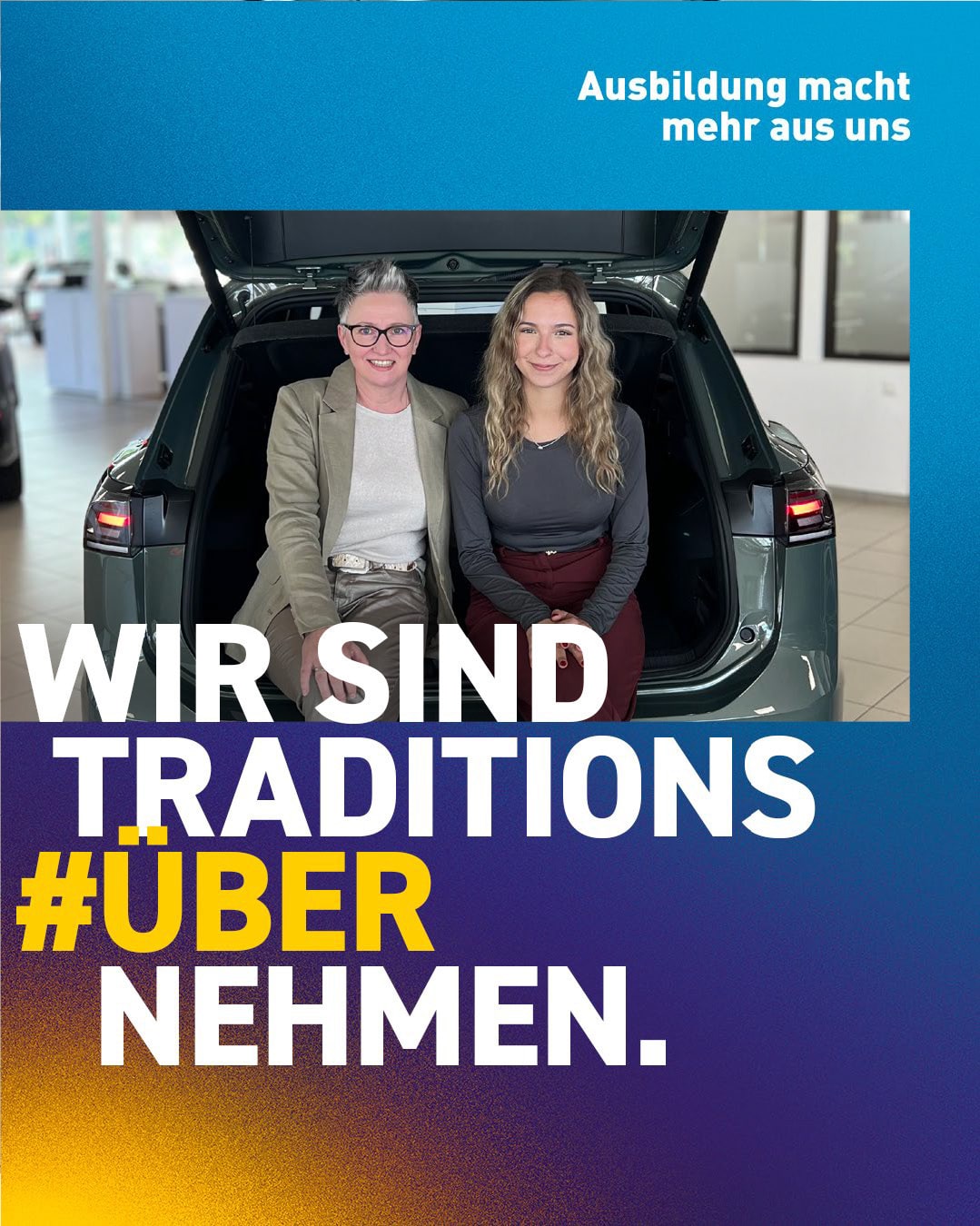 Bild Zeigt die Personalreferentin und Azubi Lena Hartmann in einem Kofferraum sitzen. Darauf ist eine Aufschrift mit:,, Wir sind Traditions #Übernehmer``.
