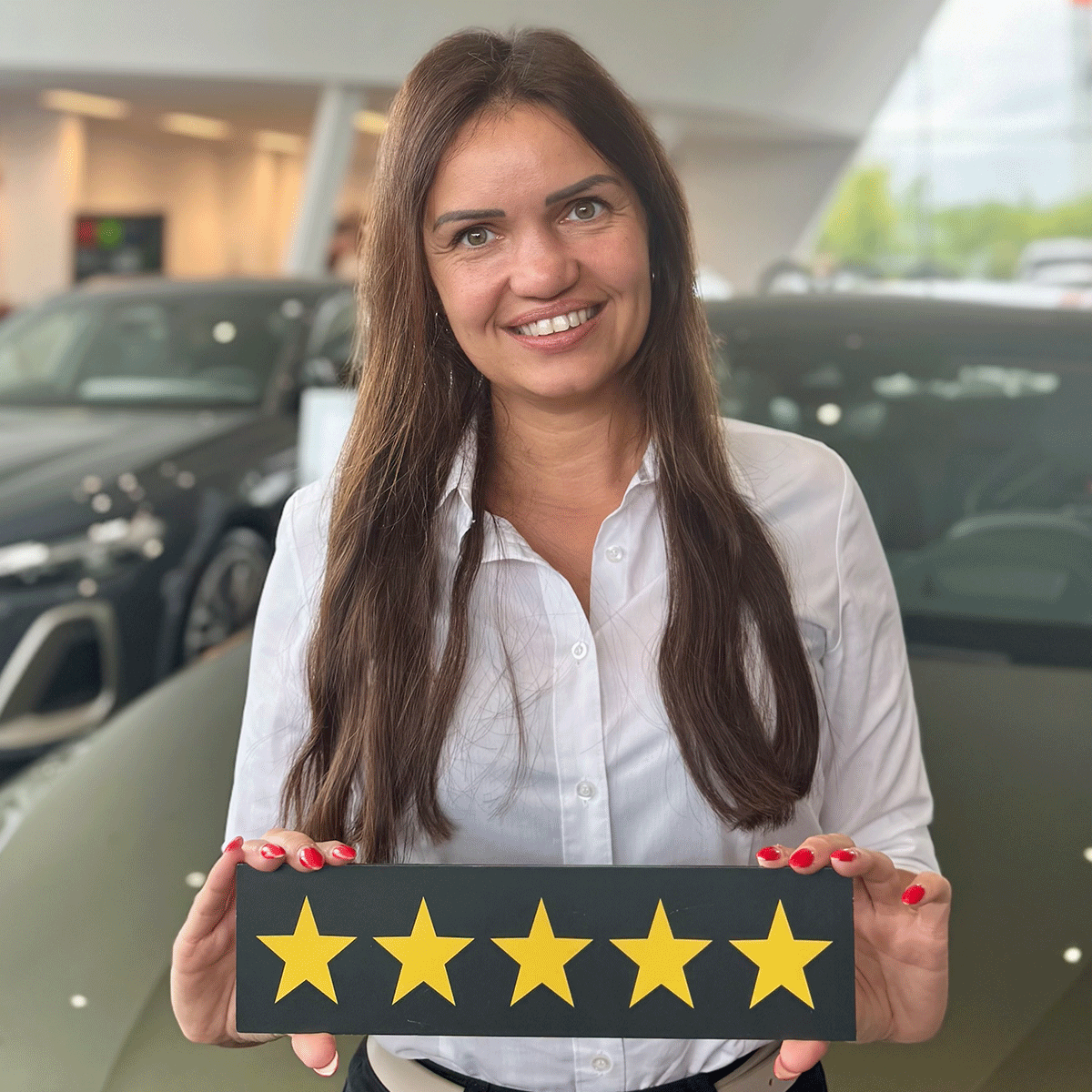 Counterleitung Audi Betrieb Pfaffenhofen Nicole Reisner mit 5 Sterne Bild in der Hand