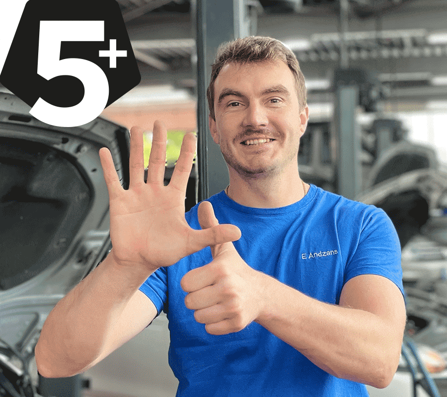 Mitarbeiter zeigt mit seiner Hand ein 5+ Zeichen